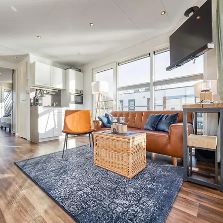 Botel Bright Base With Coastal Access *